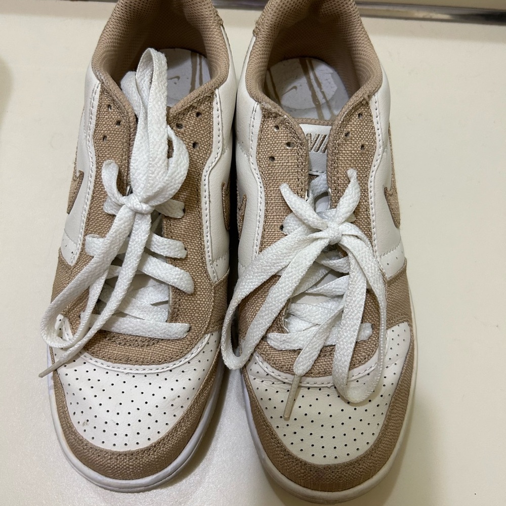 Nike sneakers size 7.5 beige and white